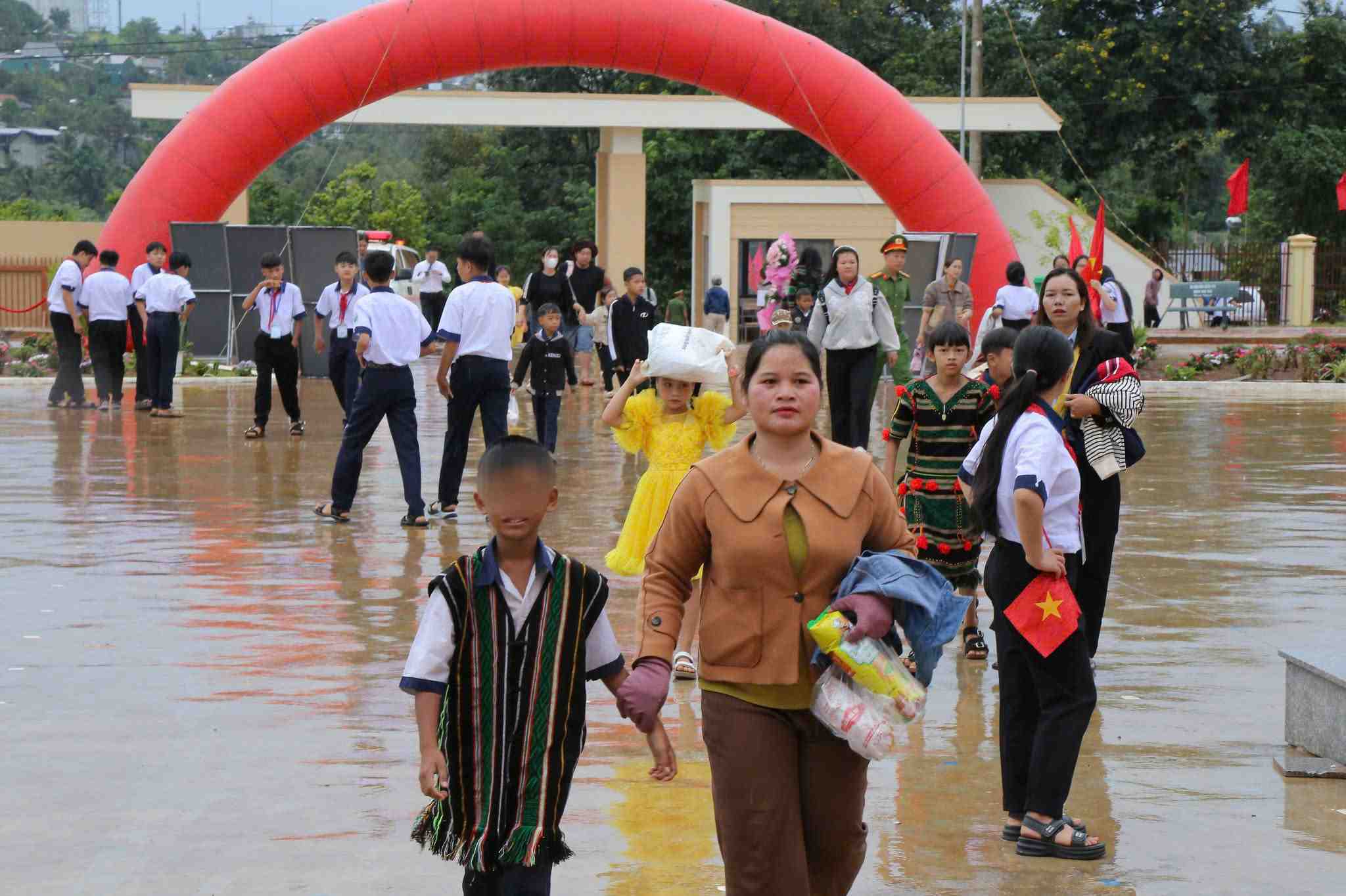 Phụ huy vùng biên xã Thuận An đua con em đến dự lễ khai giảng năm học mới. Ảnh: Lương Nguyễn