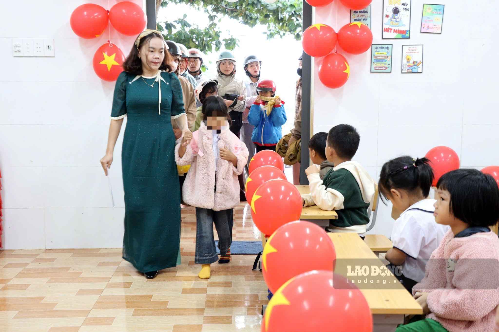 Giáo viên đón học sinh lớp 1 vào lớp sau lễ khai giảng. Ảnh: Phúc Khánh