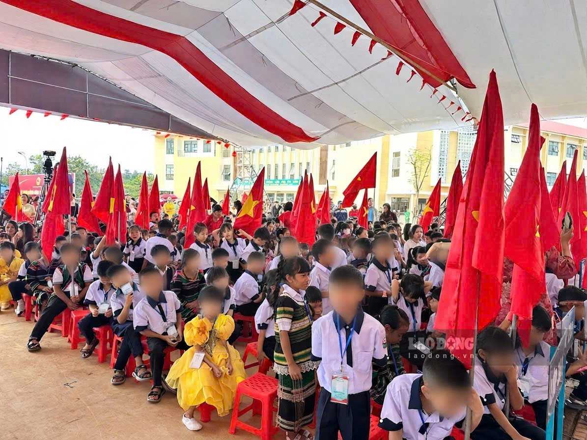 Học sinh Trường nội trú liên cấp Tiểu học và THCS Thuận An háo hức dự lễ khai giảng. Ảnh: Phúc Khánh