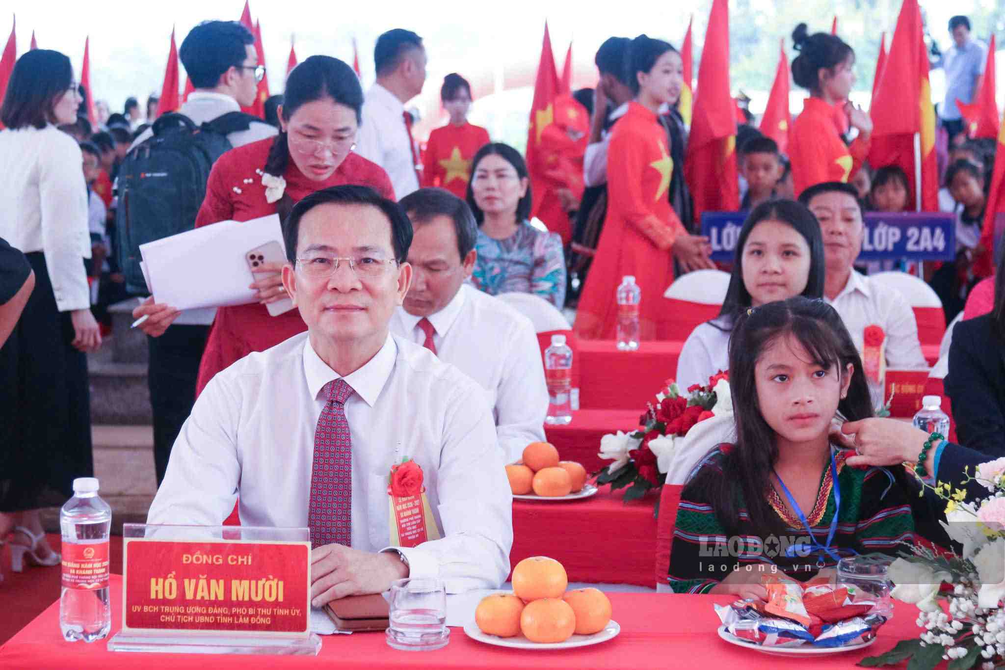 Ông Hồ Văn Mười - Ủy viên Ban Chấp hành Trung ương Đảng, Chủ tịch UBND tỉnh Lâm Đồng dự lễ khai giảng. Ảnh: Lương Nguyễn