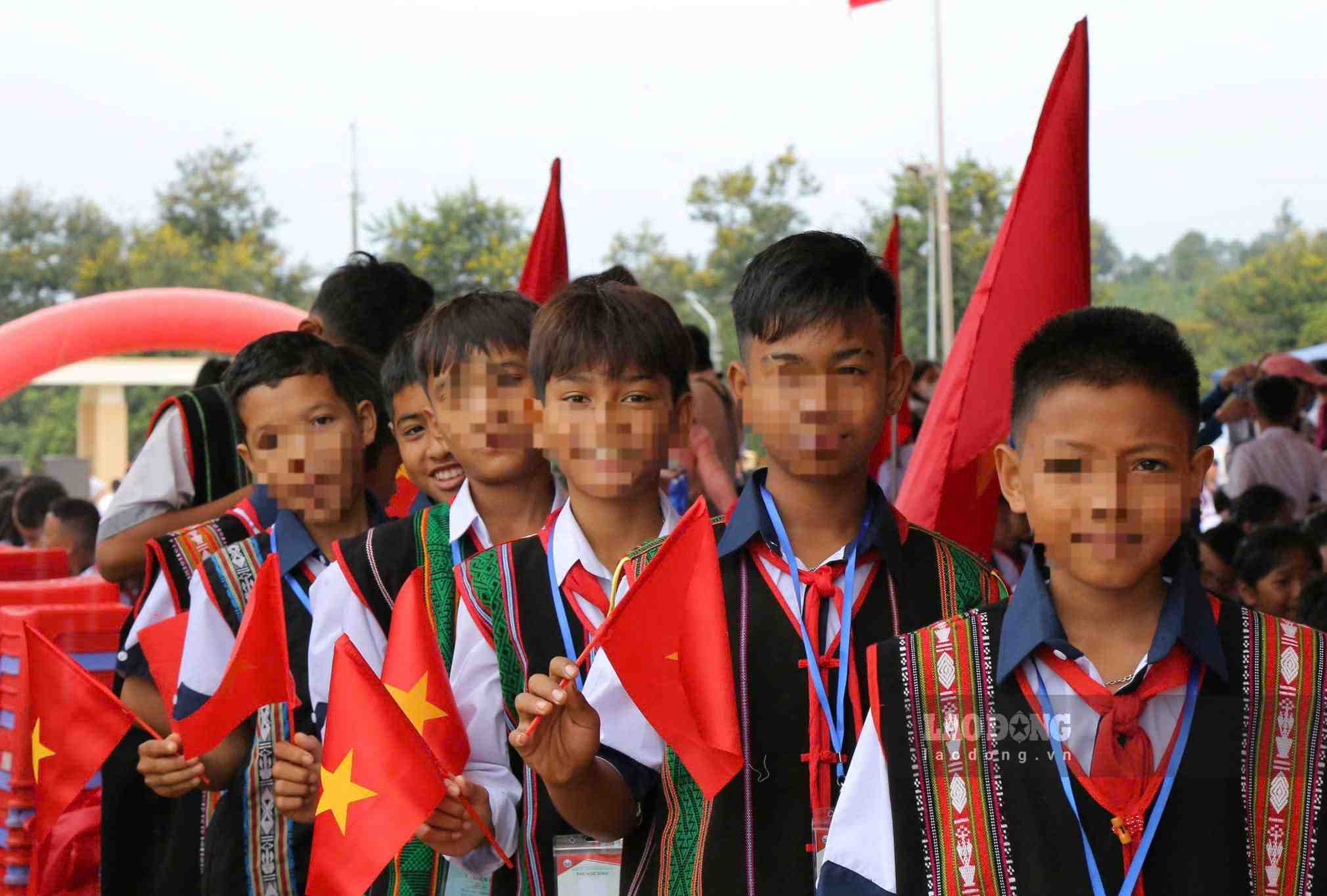 Học sinh đồng bào dân tộc thiểu số xã Thuận An háo hức dự lễ khai giảng. Ảnh: Phúc Khánh