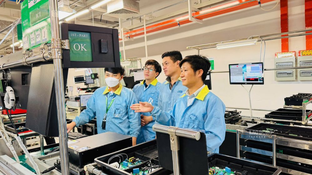 Mr. Vo Anh Tuan and colleagues are inspecting the operation of machinery at Jabil Vietnam Co., Ltd. Photo: Mai Anh