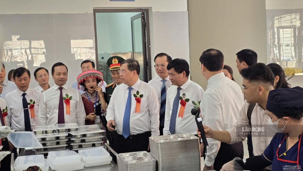 Tại khu vực bếp ăn Phó Thủ tướng Thường trực lưu ý việc bảo đảm an toàn vệ sinh và đa dạng thực đơn hàng tuần. Ảnh: Thành An