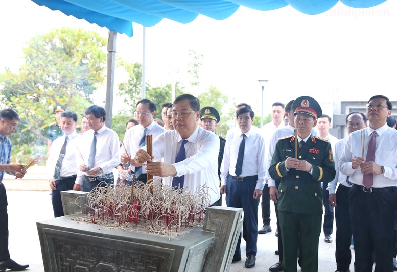 Phó Thủ tướng Thường trực Phạm Gia Túc dâng hương, dâng hoa tưởng niệm các Anh hùng liệt sĩ tại Nghĩa trang liệt sĩ Quốc gia A1 - Ảnh: chinhphu.vn/Nguyễn Hoàng