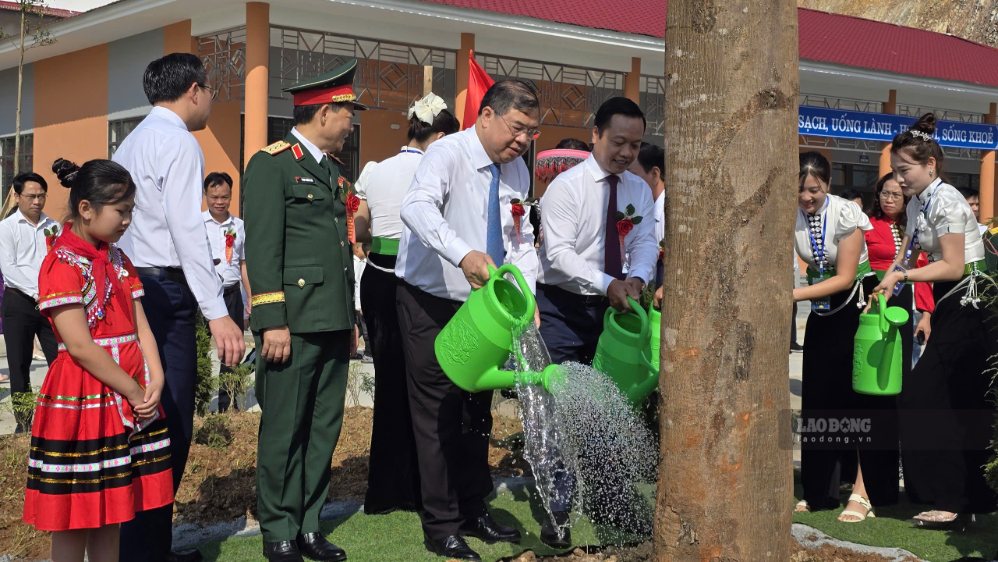 Phó Thủ tướng cùng trồng cây lưu niệm tại trường. Ảnh: Thành An