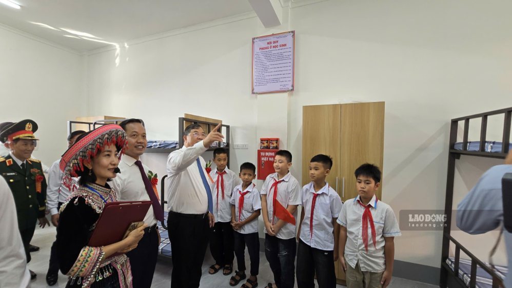 Thăm mỗi lớp học Phó Thủ tướng Thường trực luôn động viên các thầy cô giáo và các em học sinh nỗ lực hơn nữa trong dạy và học. Ảnh: Thành An