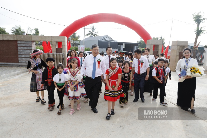 Phó Thủ tướng Thường trực Phạm Gia Túc dự Lễ khánh thành và khai giảng năm học mới tại điểm cầu Trường Phổ thông nội trú Tiểu học và Trung học cơ sở Thanh Nưa. Ảnh: Tuyết Anh