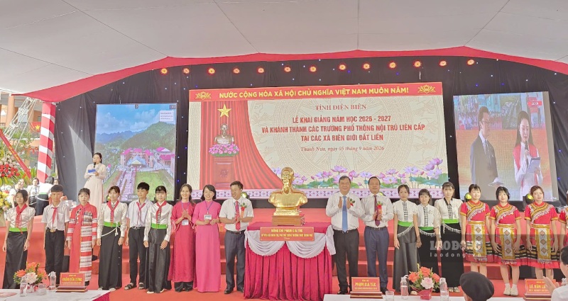 The bronze statue of President Ho Chi Minh was presented to Thanh Nua inter-level boarding school on the opening day. Photo: Thanh An