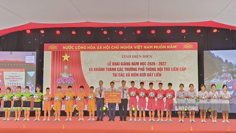 Phó Thủ tướng Thường trực Chính phủ Phạm Gia Túc trao quà của đồng chí Tổng Bí thư, Chủ tịch nước Tô Lâm cho học sinh nhà trường. Ảnh: Thành An