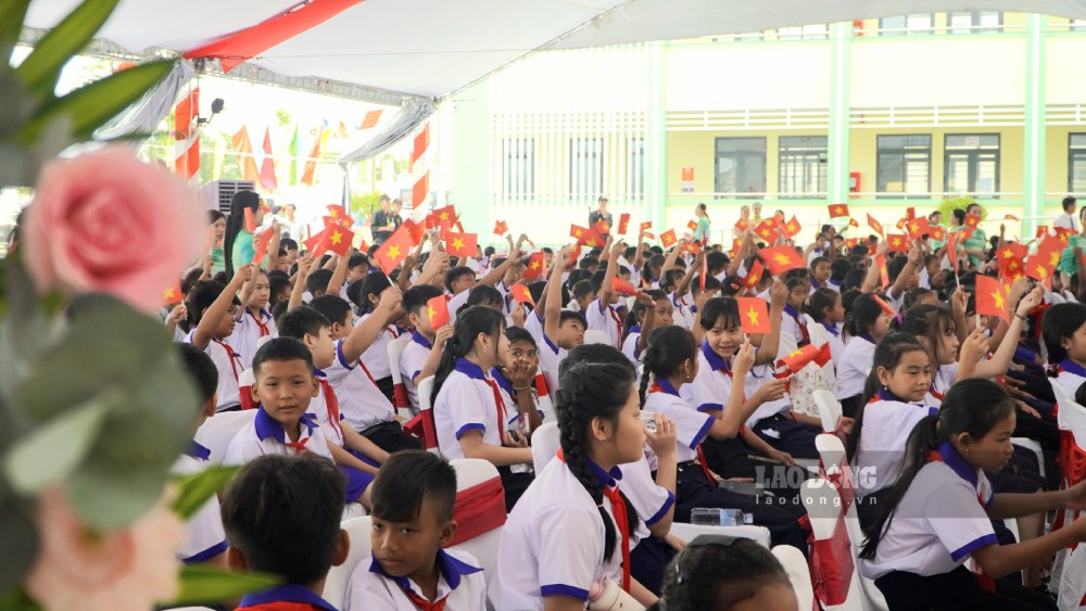 Students in the border area of An Giang are excited on the opening day and inauguration of the new school. Photo: Nguyen Anh