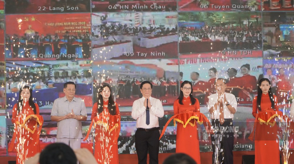 Tại chương trình, các đại biểu đã thực hiện nghi thức cắt băng khánh thành và đánh trống khai trường chào mừng năm học mới. Ảnh: Nguyên Anh