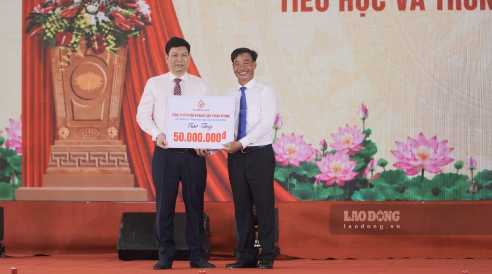 Ban Tổ chức cũng trao bảng tượng trưng 50 suất học bổng, 10 chiếc xe đạp cho học sinh có hoàn cảnh khó khăn; các đơn vị, doanh nghiệp cũng dành tặng nhiều phần quà, suất học bổng cho học sinh khó khăn của trường. Ảnh: Nguyên Anh