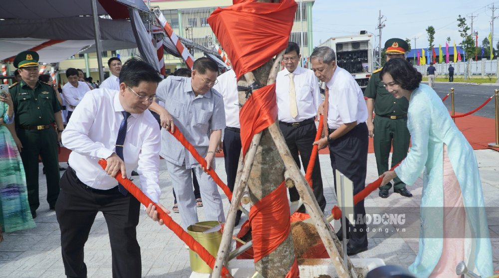 Đại biểu thực hiện nghi thức trồng cây nhân dịp khai giảng năm học mới. Ảnh: Nguyên Anh