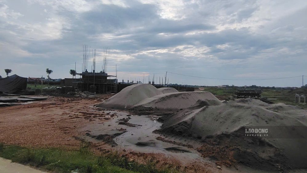 Phu Tho Department of Agriculture and Environment contributes opinions on land compensation regulations in the draft revised Land Law. Photo: Xuyen Dong