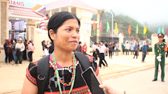 Madres Co Tu cruzan caminos de montaña para llevar a sus hijos a la ceremonia de apertura bajo el techo de una internado de 285 mil millones de VND en Da Nang. Foto: Thanh Huyen