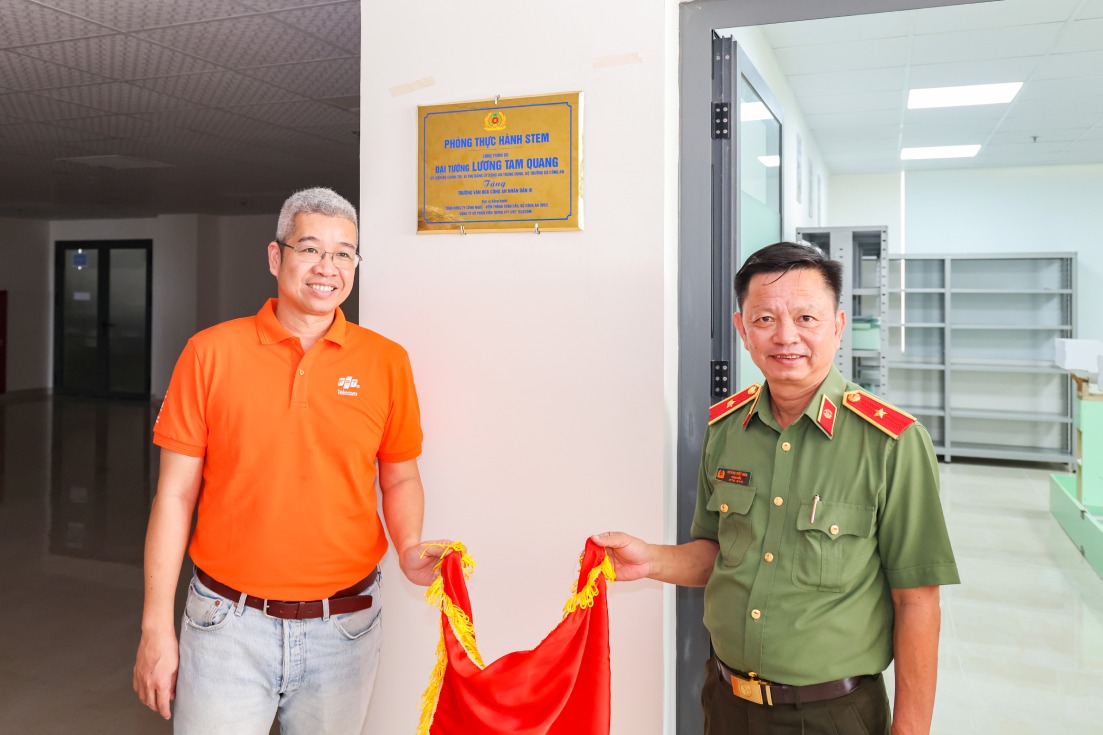 Thiếu tướng Huỳnh Việt Hòa - Giám đốc Công an TP Cần Thơ thực hiện nghi thức khánh thành phòng STEM tại Trường Văn hóa Công an nhân dân III. Ảnh: Công an Cần Thơ