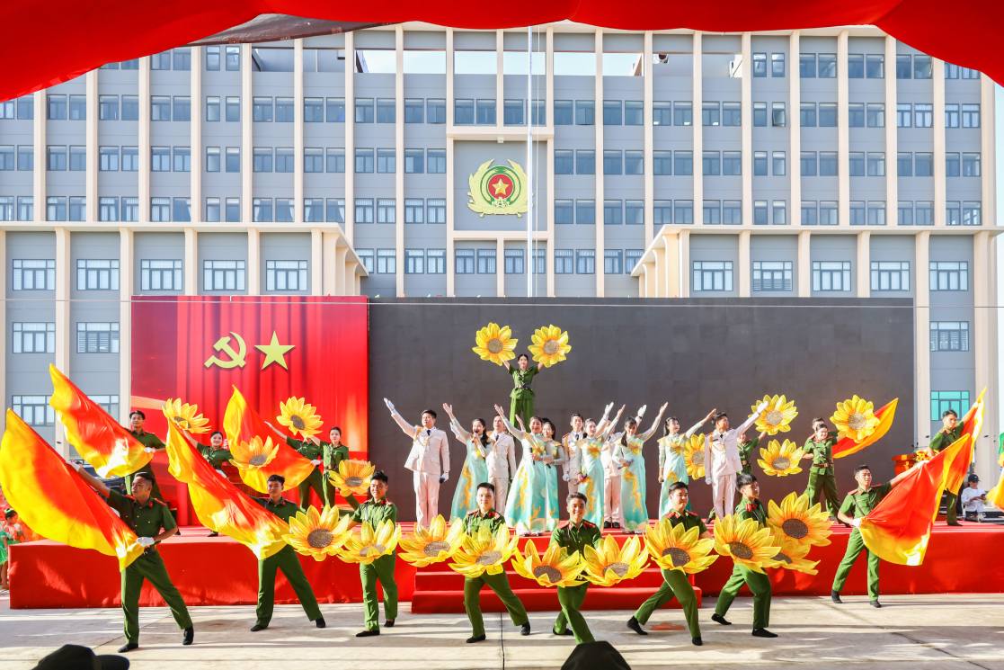 Tiết mục văn nghệ chào mừng tại Lễ khai giảng. Ảnh: Công an Cần Thơ