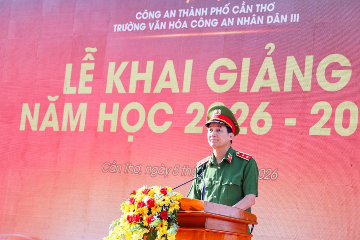 Trung tướng Trần Minh Tiến trang trọng đọc thư chúc mừng năm học mới của Bộ trưởng Bộ Công an. Ảnh: Công an Cần Thơ
