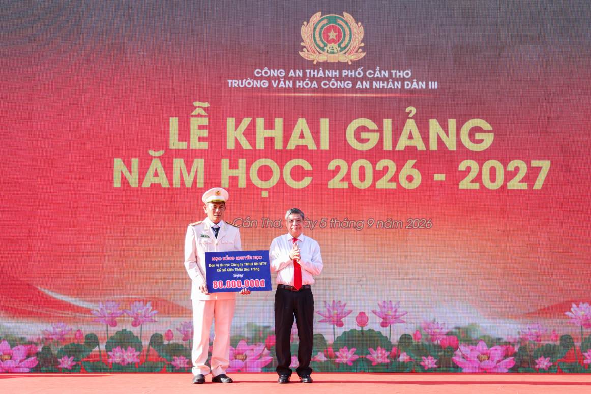 Ông Đồng Văn Thanh trao tặng học bổng cho Quỹ Khuyến học của Trường Văn hóa Công an nhân dân III. Ảnh: Công an Cần Thơ