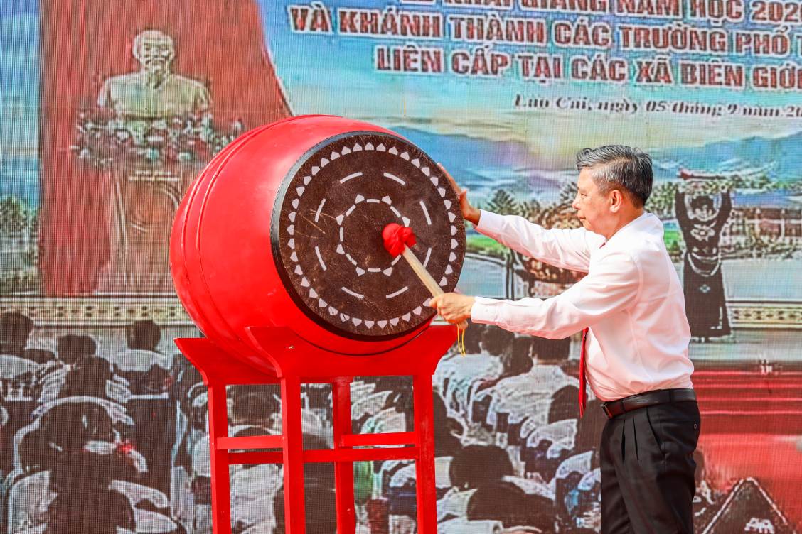 Mr. Dong Van Thanh performs the drumming ceremony to open the 2026 - 2027 school year of People's Police Culture School III. Photo: Can Tho Police