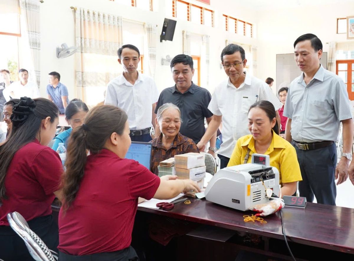 People receive compensation for site clearance of Ngu Phuc Industrial Park phase 1. Photo: Nghi Duong Commune, Hai Phong City