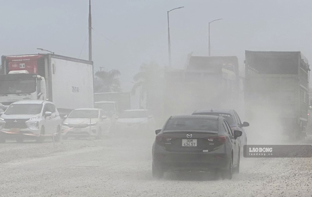Dusty area at the foot of Thang Long bridge. Photo: To The