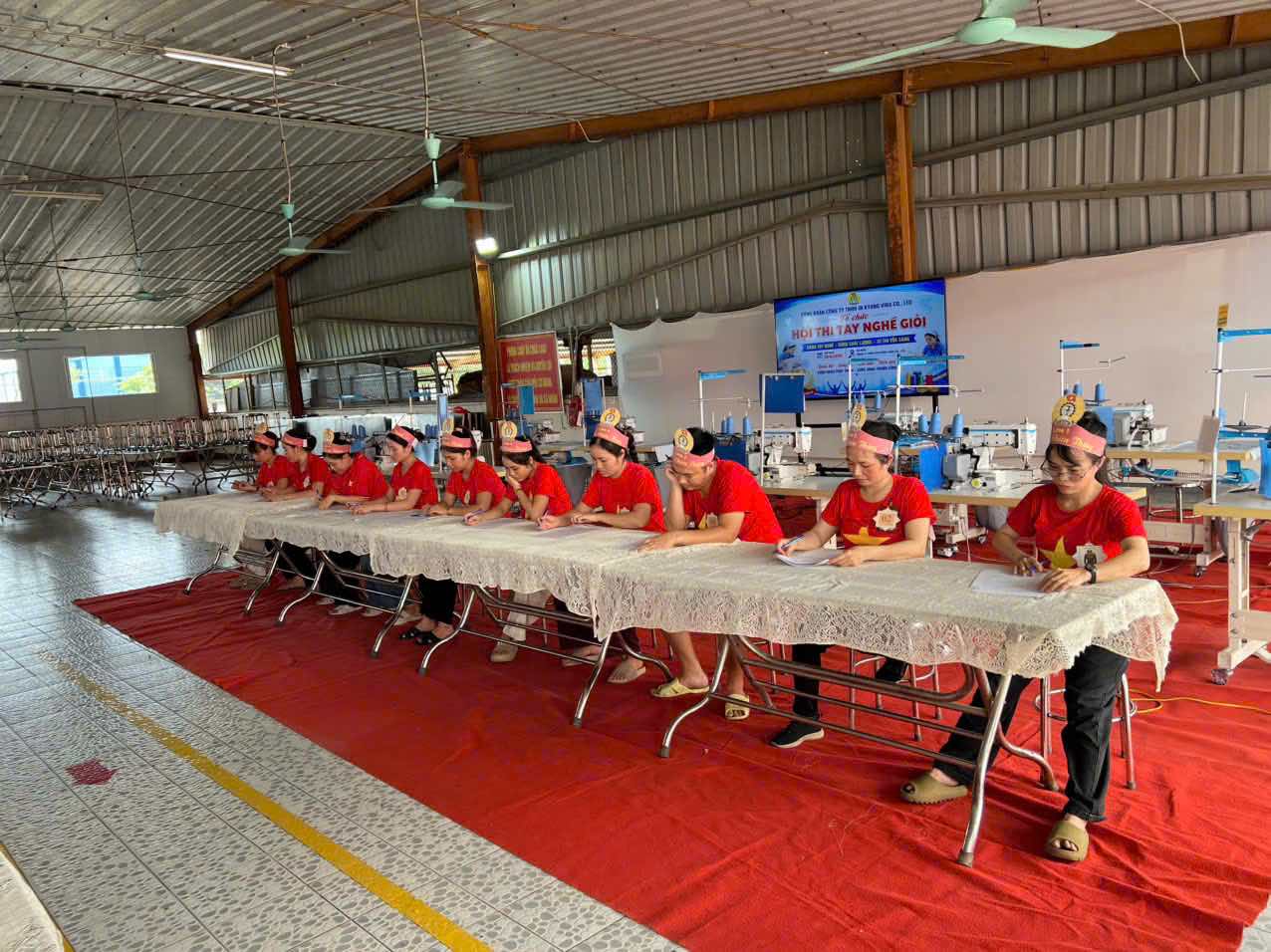 Workers of In Kyung Vina Co., Ltd Co., Ltd compete at the "Excellent Worker" Contest. Photo: Thanh Hoa Trade Union
