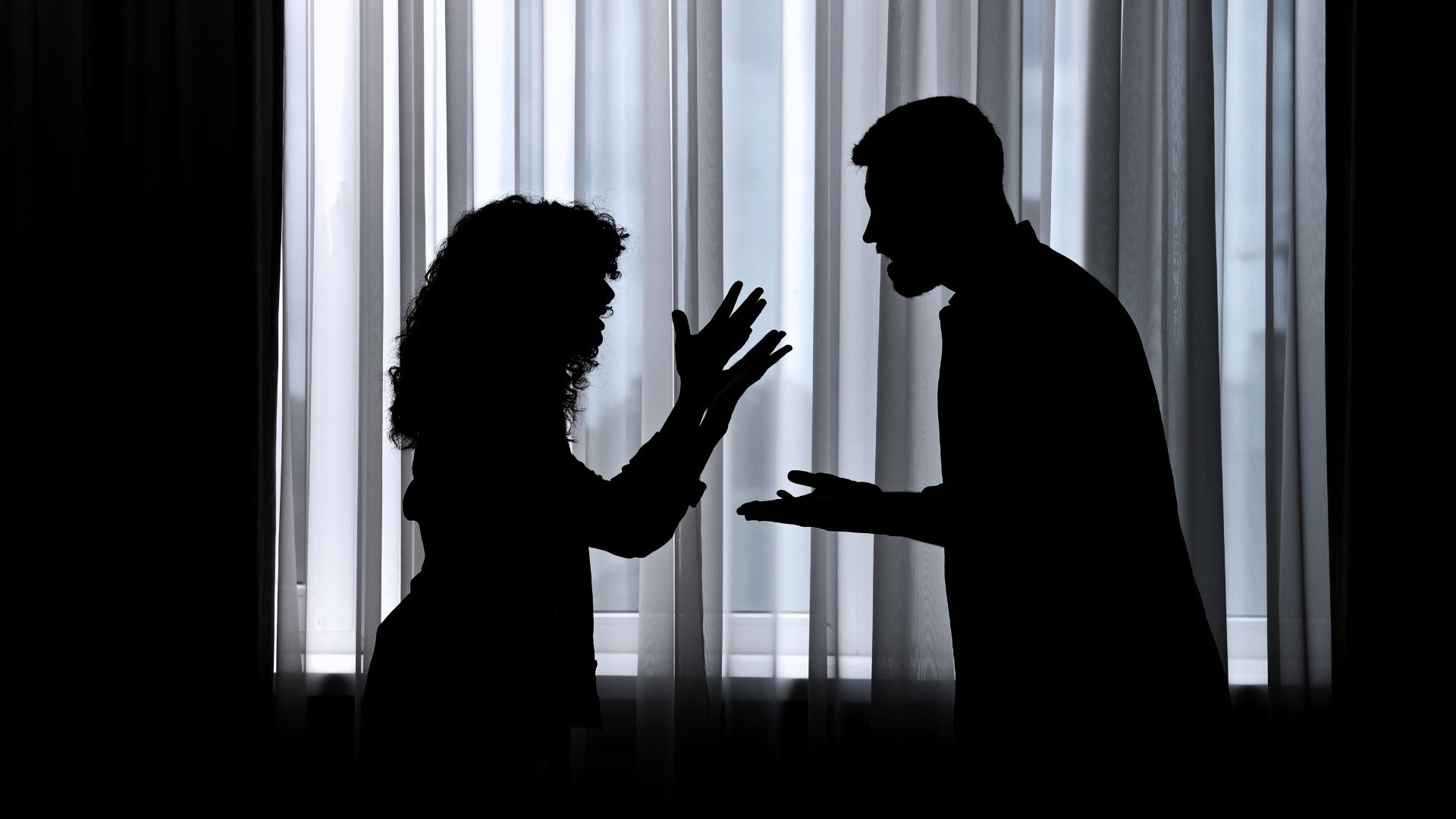 Cha mẹ cần quan tâm đến cảm xúc của con thay vì chỉ tìm cách kiểm soát, mắng mỏ người con đang yêu. Ảnh: AI