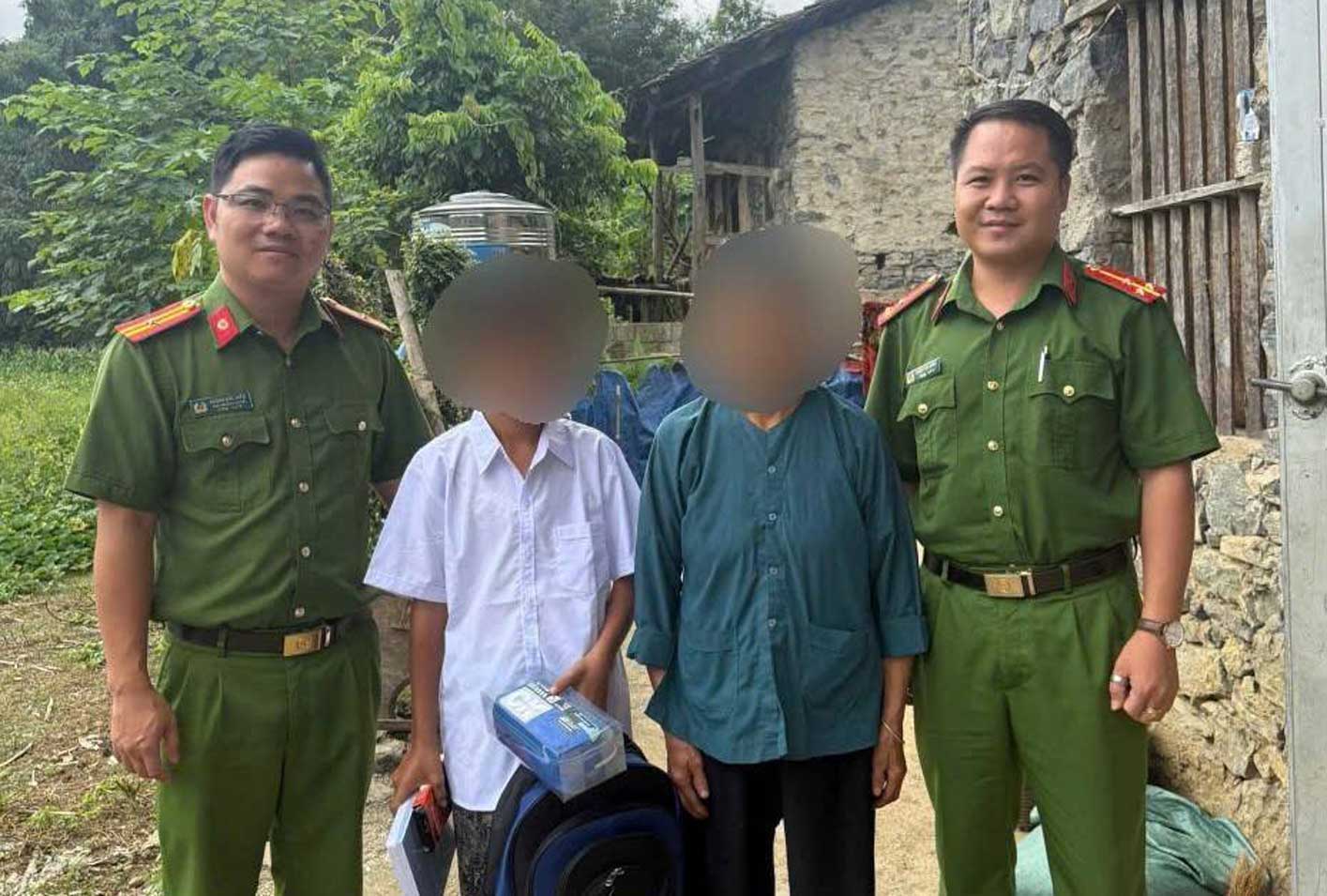 Provincial drug rehabilitation centers give gifts to children of people undergoing rehabilitation on the occasion of the new school year. Photo: Cao Bang Provincial Police