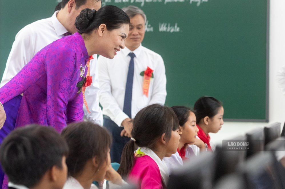 Bà Hà Thị Nga - Phó Chủ tịch, Tổng Thư ký Ủy ban Trung ương MTTQ Việt Nam thăm khu vực bếp ăn và các lớp học. Ảnh: An Thịnh