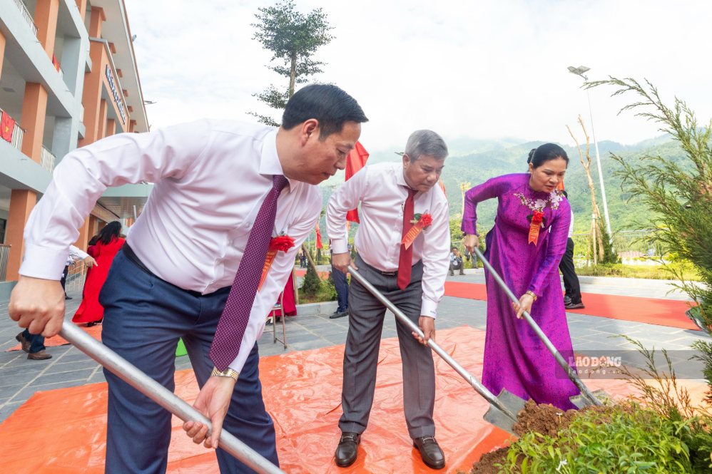 Bà Hà Thị Nga - Ủy viên Trung ương Đảng, Phó Chủ tịch, Tổng Thư ký Ủy ban Trung ương MTTQ Việt Nam tham gia trồng cây lưu niệm. Ảnh: An Thịnh