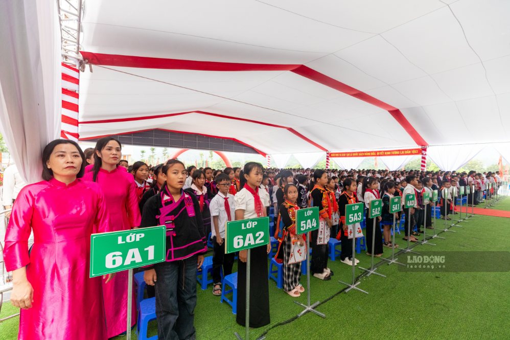 Các em học sinh cùng giáo viên dự Lễ Khai giảng. Ảnh: An Thịnh