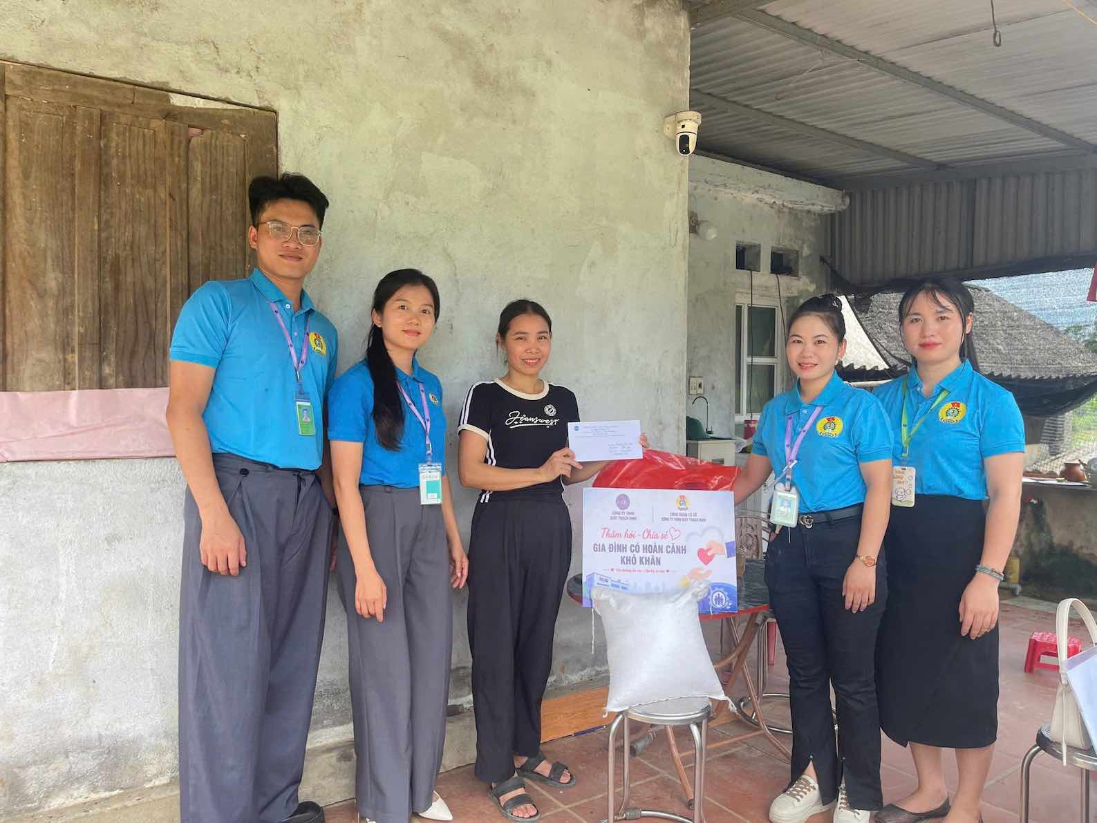 Thach Dinh Shoe Trade Union visits union members in difficult circumstances. Photo: Thanh Hoa Trade Union
