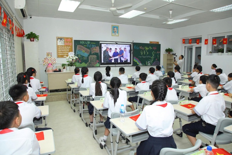 開校式の後、タインスアン中学校(ハノイ)の生徒たちは、新学年をスタートさせるための体験活動に参加しました。写真:学校提供.