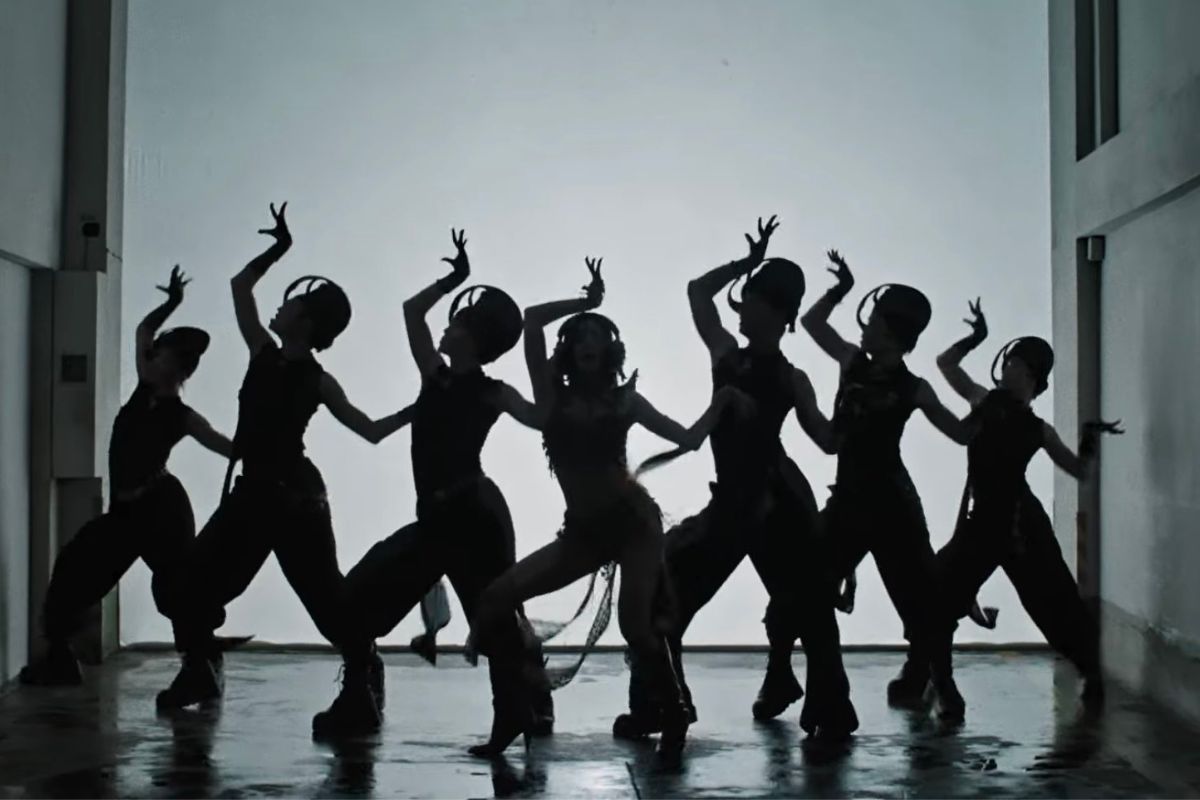 Lisa đưa nhiều chất liệu văn hóa Thái Lan vào MV “SaWaDiKa”. Ảnh: Lotte