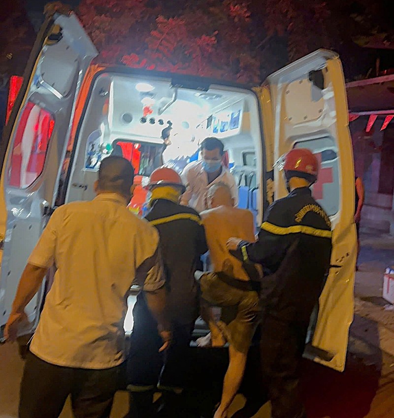 Cảnh sát PCCC Đà Nẵng cứu 4 người trong căn nhà cháy lúc rạng sáng, 1 người bị bỏng được đưa đi viện. Ảnh: Công an Đà Nẵng
