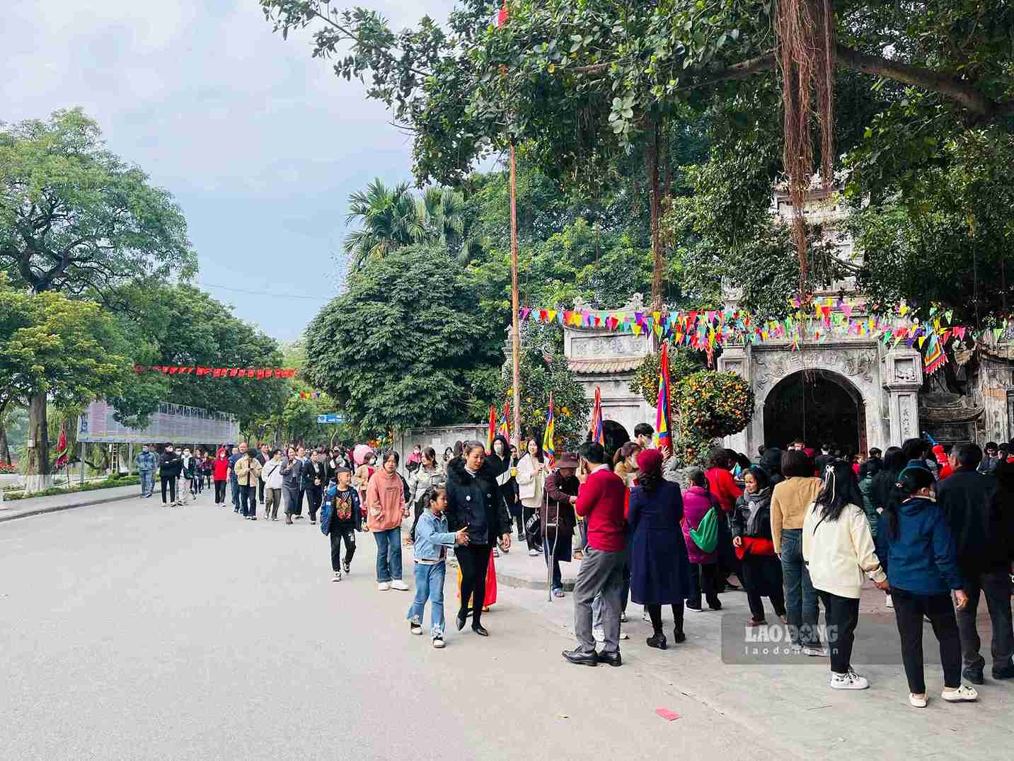 Du khách về Đền Mẫu, phường Phố Hiến tham quan dịp đầu năm, tìm hiểu giá trị văn hóa, lịch sử của di tích. Ảnh: Mai Hương
