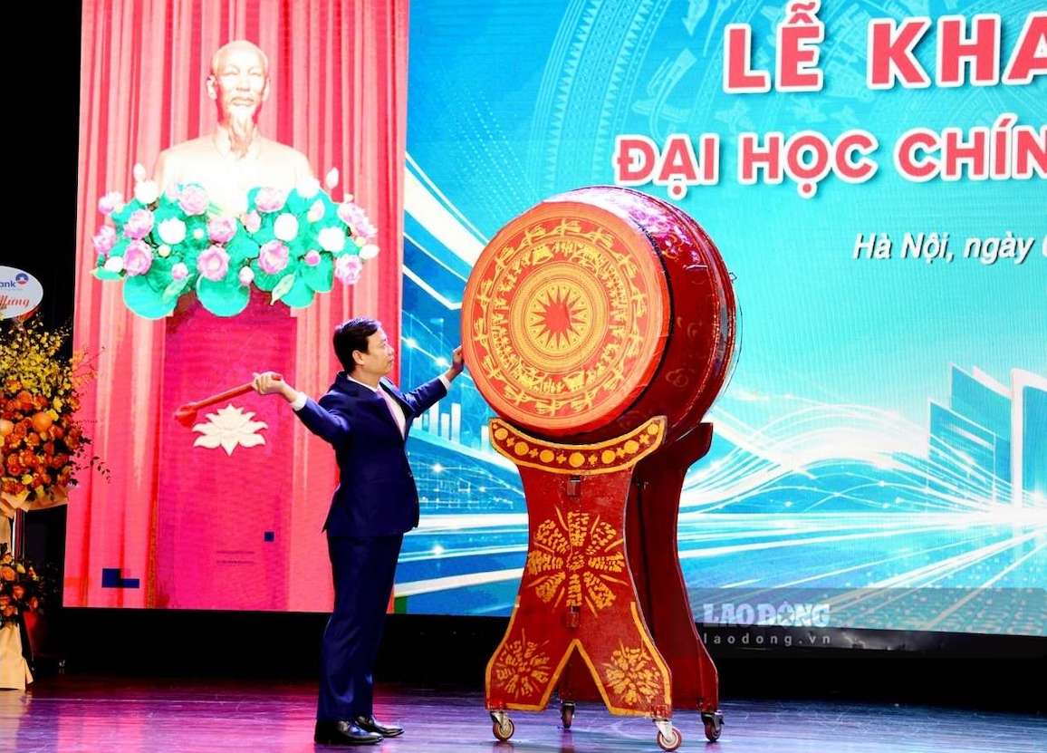 PGS.TS Bùi Đức Thọ - Giám đốc Đại học Kinh tế Quốc dân - phát biểu tại lễ Khai giảng năm học mới. Ảnh: Linh Đan  