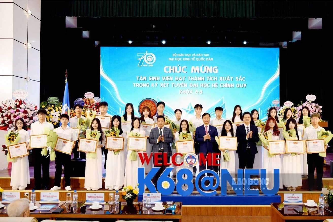 Đại học Kinh tế Quốc dân chúc mừng các tân sinh viên đạt thành tích xuất sắc trong kỳ xét tuyển đại học chính quy khóa 68. Ảnh: Linh Đan  