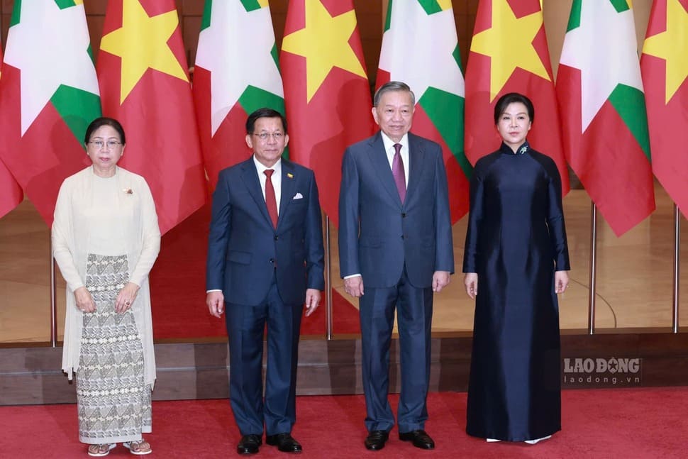 Tổng Bí thư, Chủ tịch nước Tô Lâm và Phu nhân cùng Tổng thống Myanmar Min Aung Hlaing và Phu nhân sau lễ đón. Ảnh: Hải Nguyễn