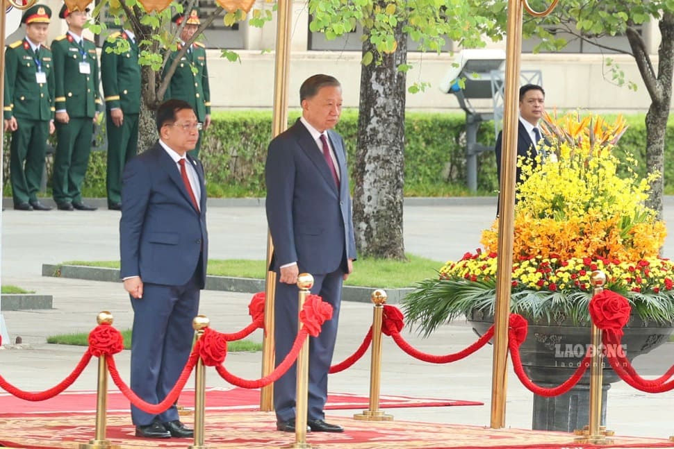 Tổng Bí thư, Chủ tịch nước Tô Lâm và Tổng thống Myanmar Min Aung Hlaing tại lễ đón chính thức bên ngoài Nhà Quốc hội. Ảnh: Hải Nguyễn