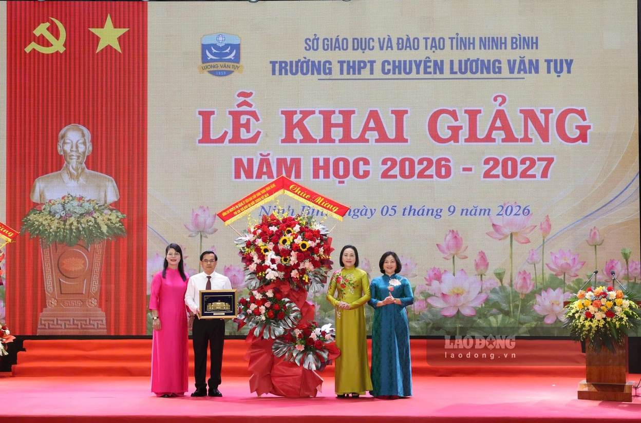 Phó Chủ tịch Quốc hội Nguyễn Thị Thanh tặng hoa và quà lưu niệm chúc mừng Trường THPT chuyên Lương Văn Tụy. Ảnh: Nguyễn Trường