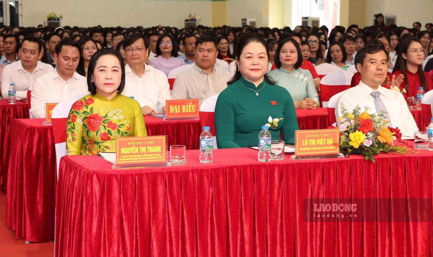 National Assembly Vice Chairwoman Nguyen Thi Thanh and delegates attend the new school year opening ceremony at the bridge point of Luong Van Tuy High School for the Gifted, Ninh Binh province. Photo: Nguyen Truong