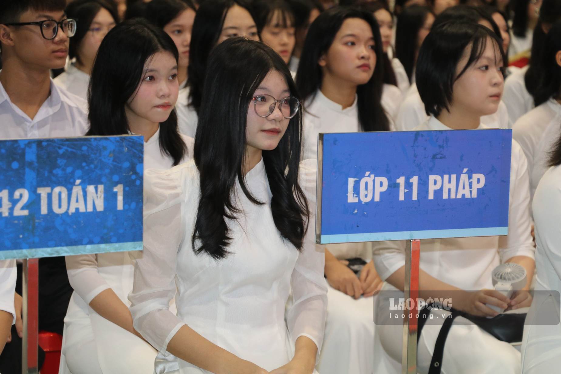 Đông đảo học sinh Trường THPT chuyên Lương Văn Tụy tham dự lễ khai giảng năm học mới. Ảnh: Nguyễn Trường