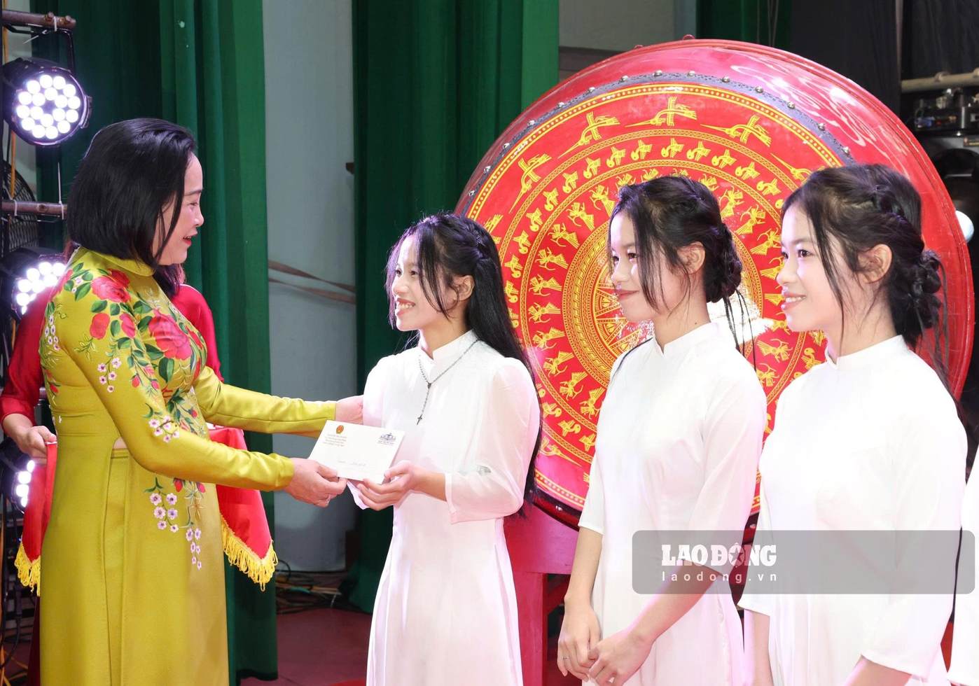 Phó Chủ tịch Quốc hội Nguyễn Thị Thanh trao quà cho học sinh có hoàn cảnh khó khăn tại Trường THPT chuyên Lương Văn Tụy. Ảnh: Nguyễn Trường