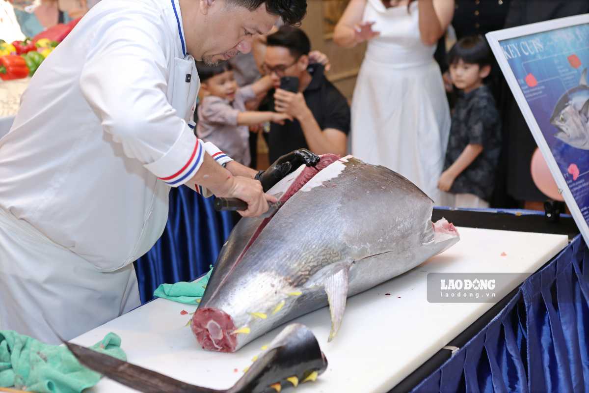 Chef Minh Hai carves 60 kg of bluefin tuna. Photo: Chi Long