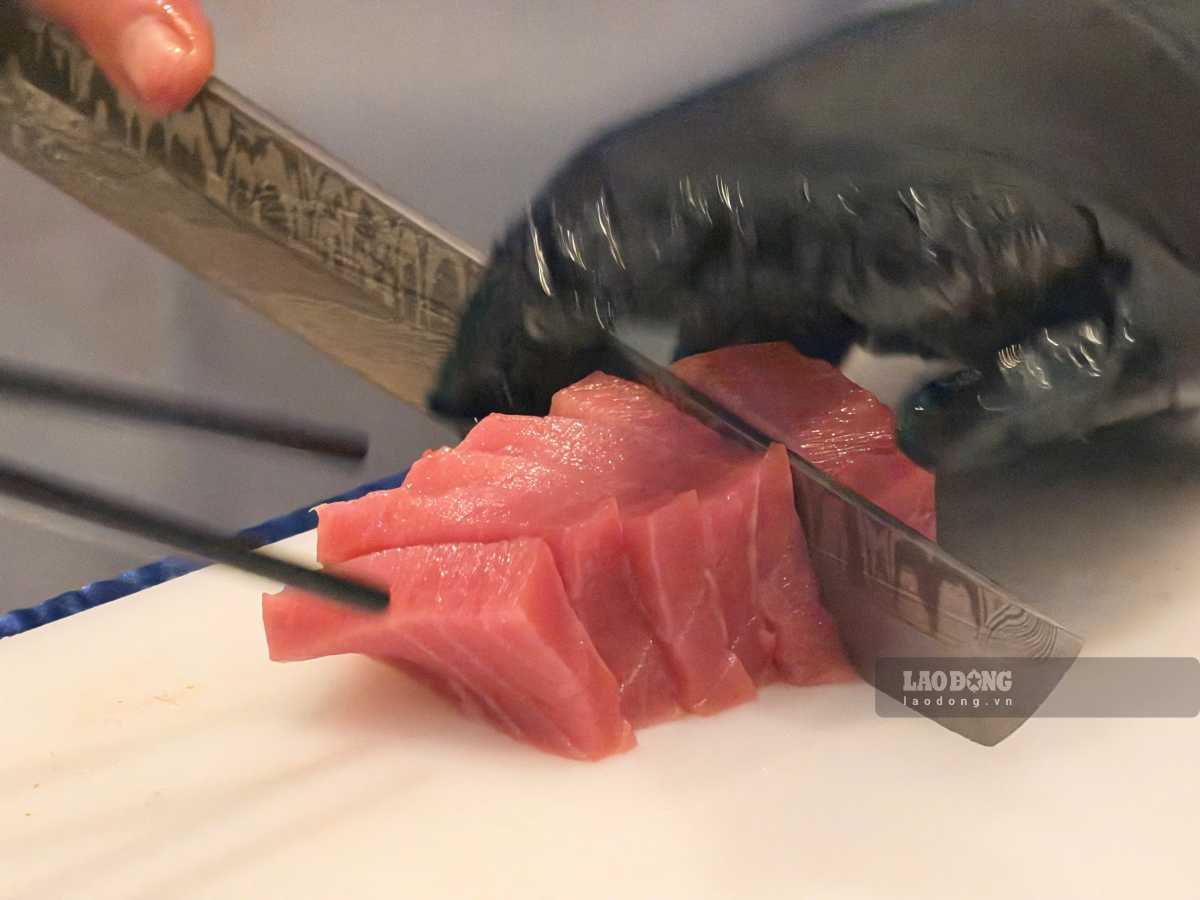 Bụng cá ngừ vây xanh là phần thịt được đánh giá cao nhất để làm sashimi. Ảnh: Chí Long