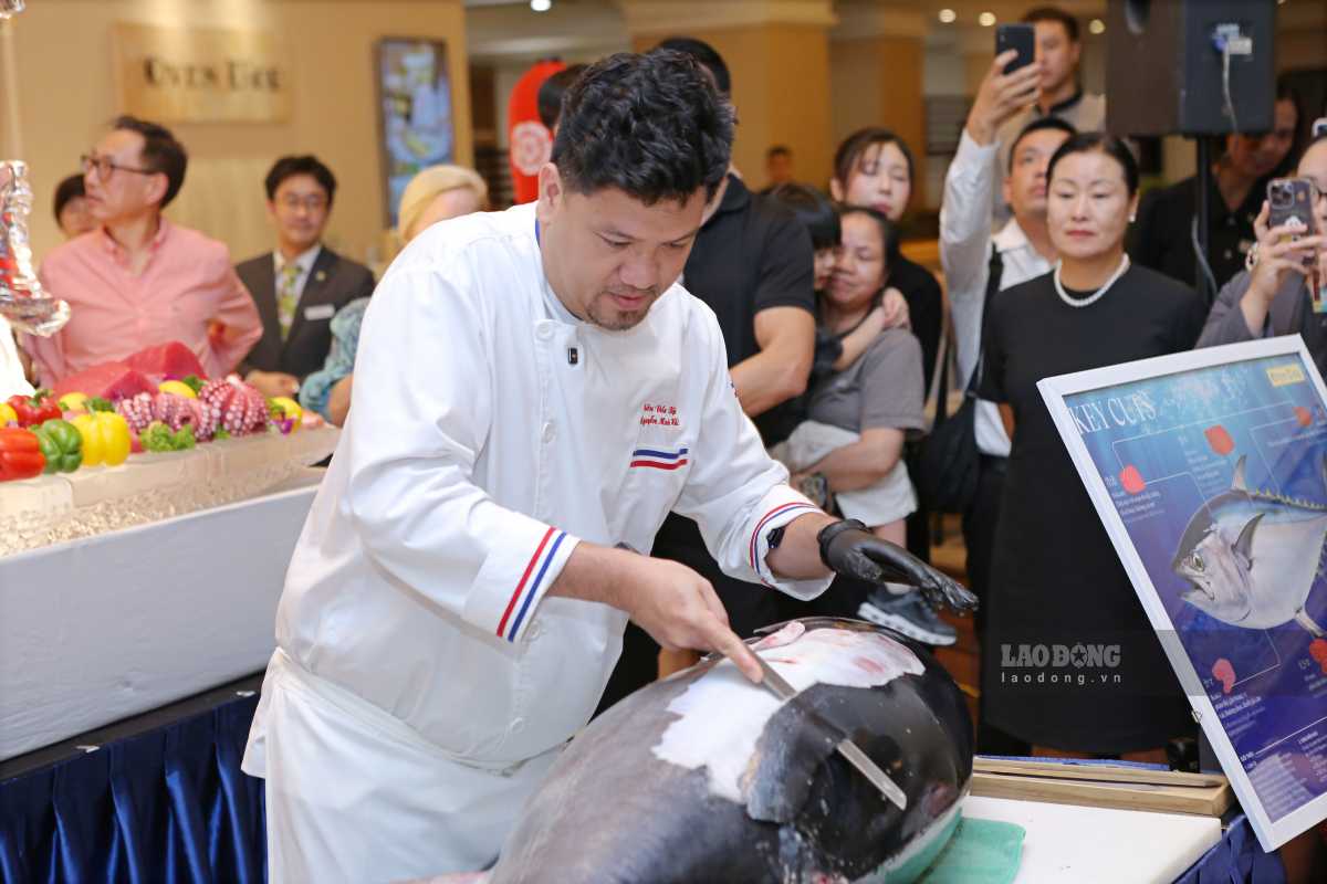 Đầu bếp Nguyễn Minh Hải xẻ thịt cá ngừ. Ảnh: Chí Long