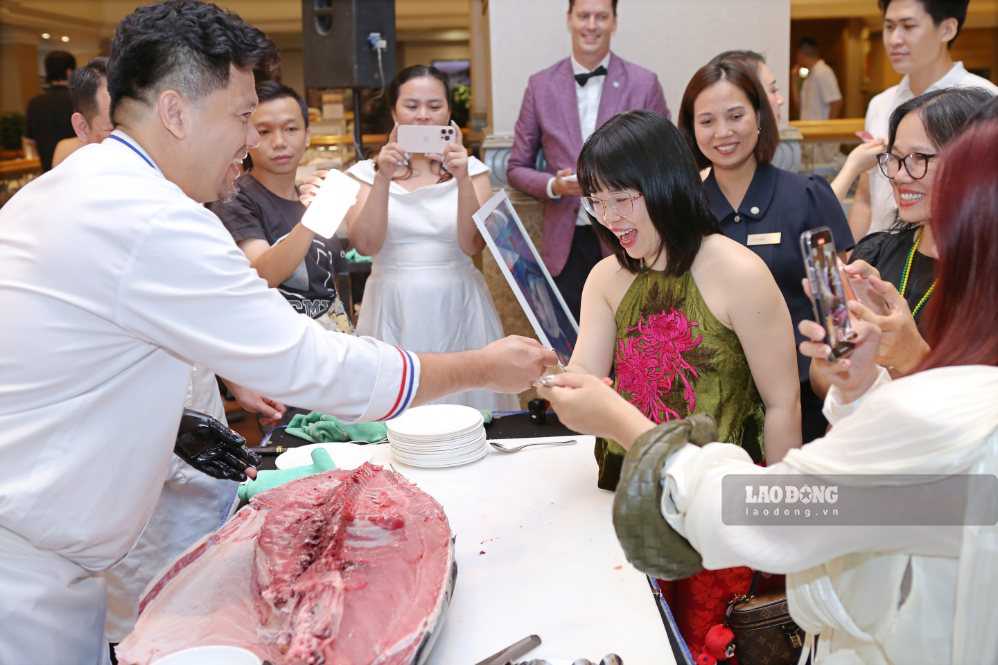 Sau khi hoàn tất xẻ cá, những lát sashimi đầu tiên được phục vụ trực tiếp tới thực khách. Ảnh: Chí Long