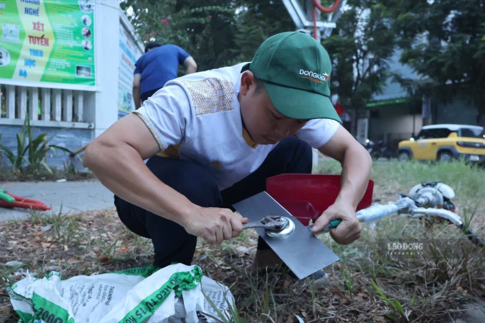 Anh Đỗ Quang Trí tỉ mỉ xem lại dụng cụ, chuẩn bị vệ sinh. Ảnh: Bá Duy